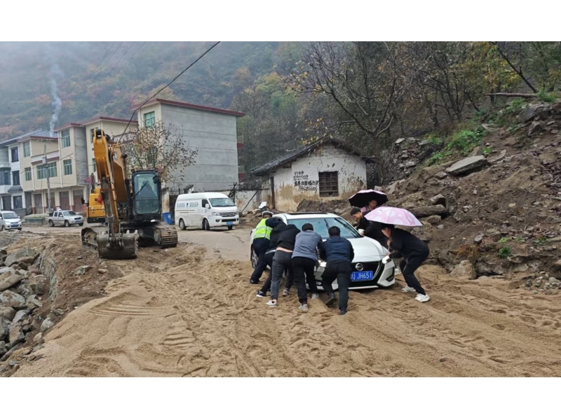 【商洛暖心警事】警民齐心协力救助被困车辆受称赞