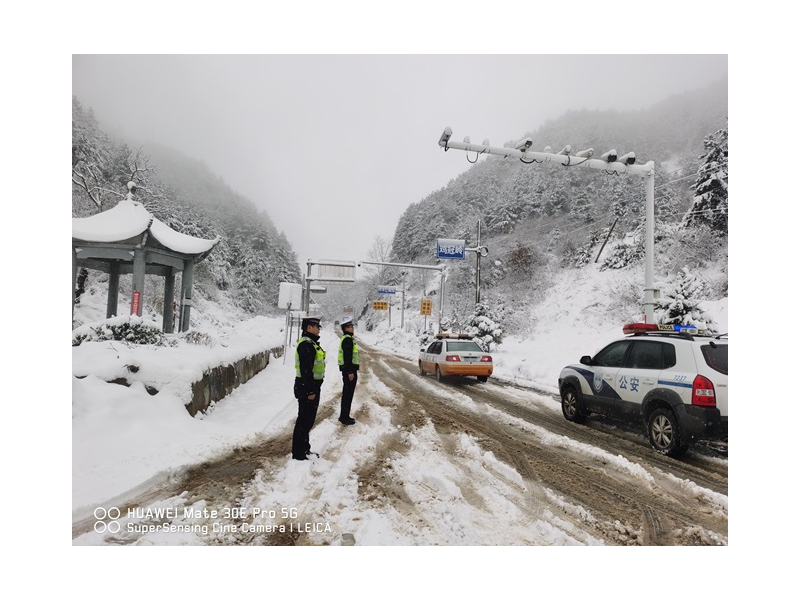以雪为令！红岩寺交警中队雪天执勤保通畅，守护群众平安路