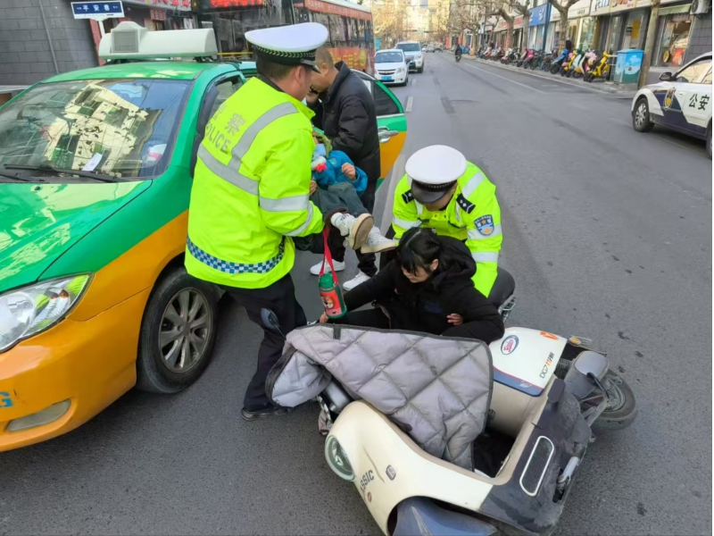 暖心警事丨冬日虽寒 有“警”相伴！商洛柞水公安交警及时救助一