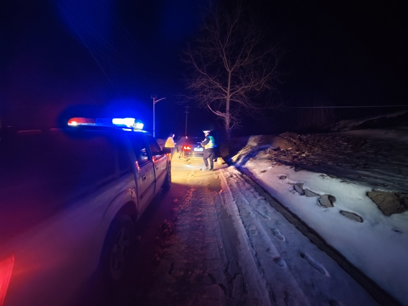 车辆燃油耗尽抛高山雪地 交警紧急救援解燃眉之急