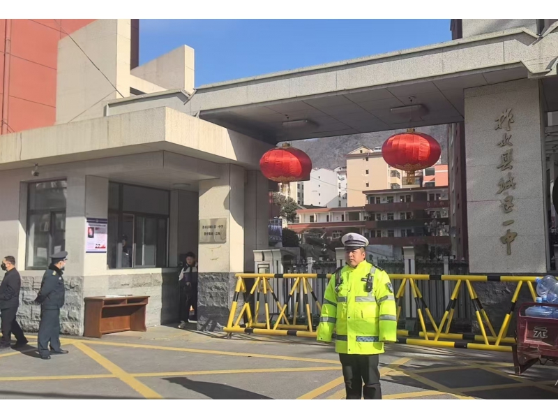 商洛柞水公安交警全力护航“开学季”