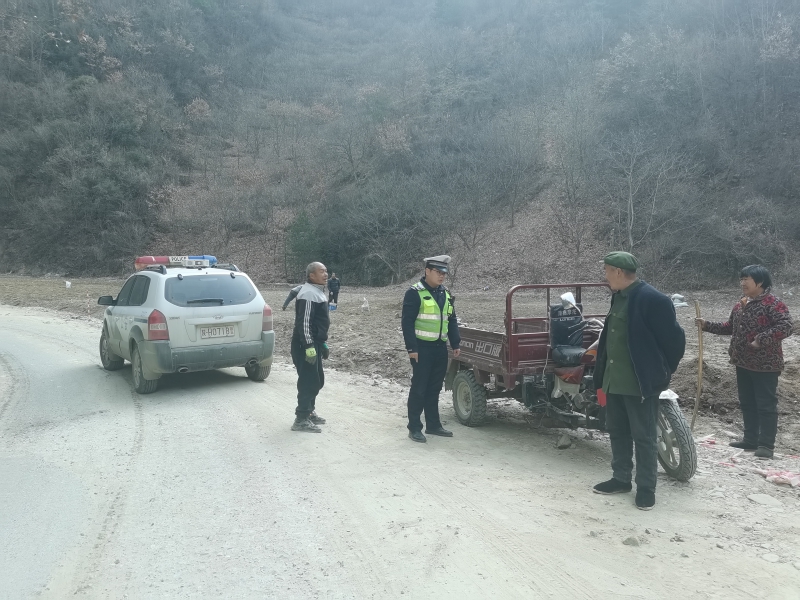 “一盔一带”进田地、“春季守护”不停顿  商洛柞水公安交警红岩寺中队深入田间地头