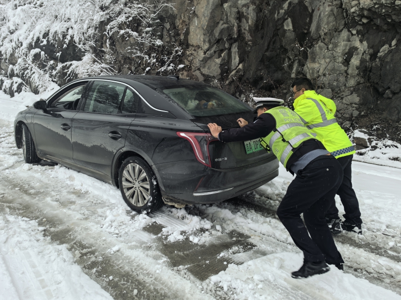 冰雪路上践行雷锋精神——外地车辆冰雪遇险  商洛交警暖心救援