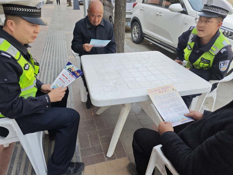 商洛柞水公安交警营盘中队深入基层开展清明节气交通安全宣传活动