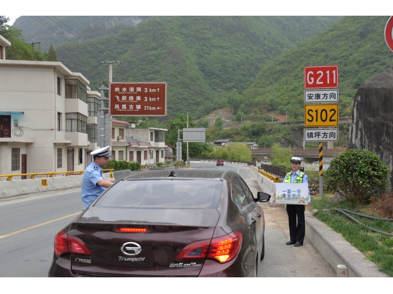 【防灾减灾预热中】商洛柞水公安交警集中开展“一盔一带”查验整