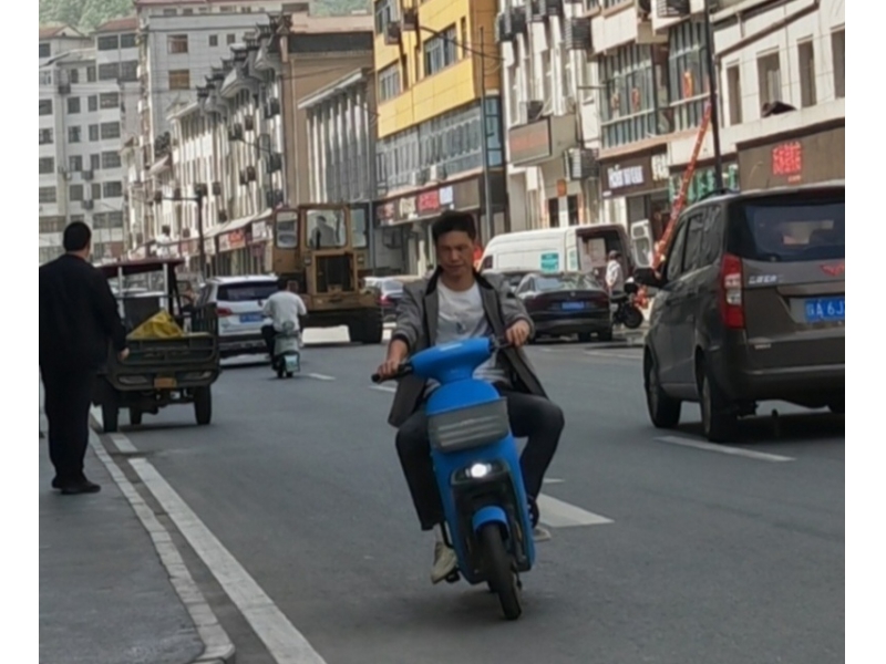 商洛柞水公安交警集中开展共享电动自行车交通安全专项整治行动