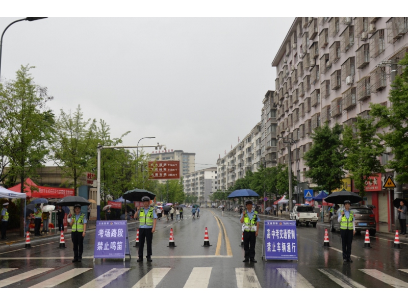 商洛柞水公安交警雨中坚守  全力护航2025高考首日