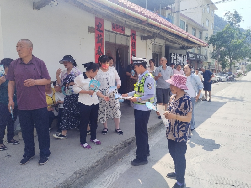 商洛柞水公安交警凤镇中队“安全生产月”宣传活动中：筑牢安全防
