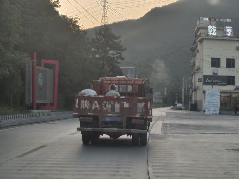 货车变“客舱” 险象环生！交警排“隐患”守护安全