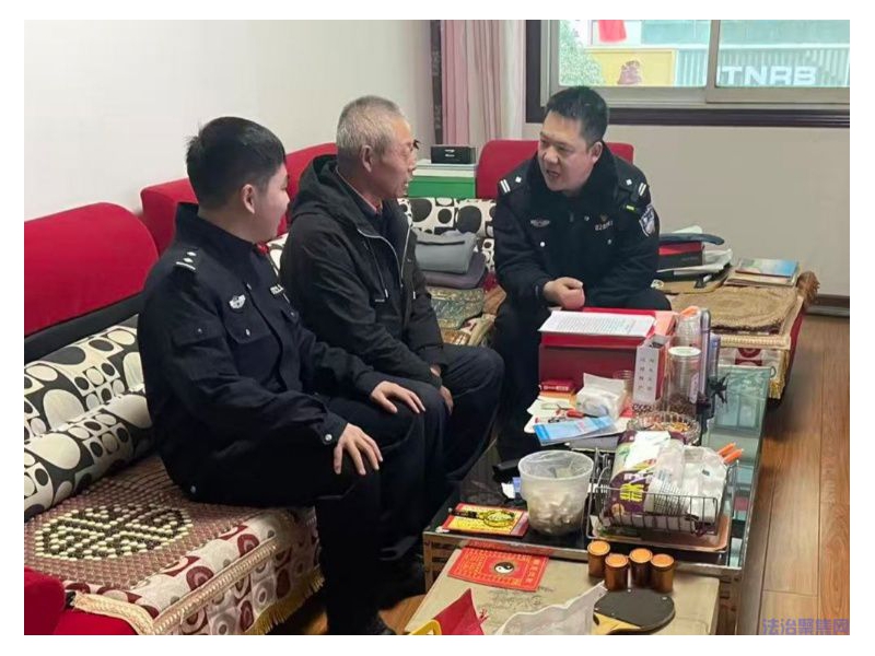 乾佑派出所：把警务室搬到“板凳”上，守护节前“烟火气”