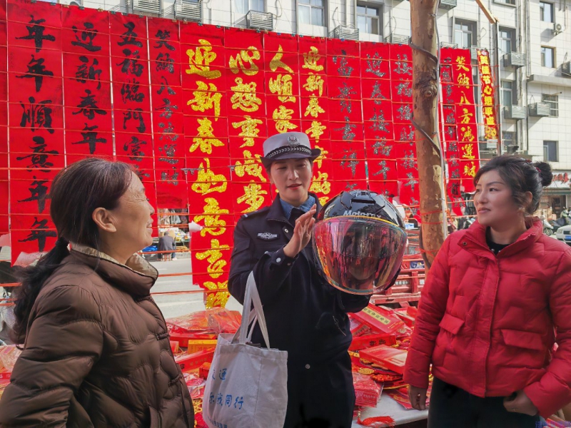 商洛柞水交警“赶大集”：把交通安全知识送到群众身边