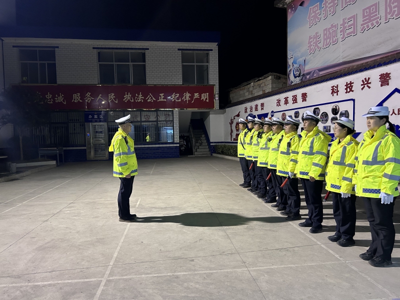柞水公安交警首波夜查行动：严守春节前夕安全防线