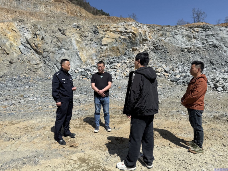 下梁派出所狠抓源头治理筑牢安全防线