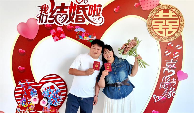 新人薛浩晨、王丹在宜川县婚姻登记处喜领结婚证。_proc.jpg