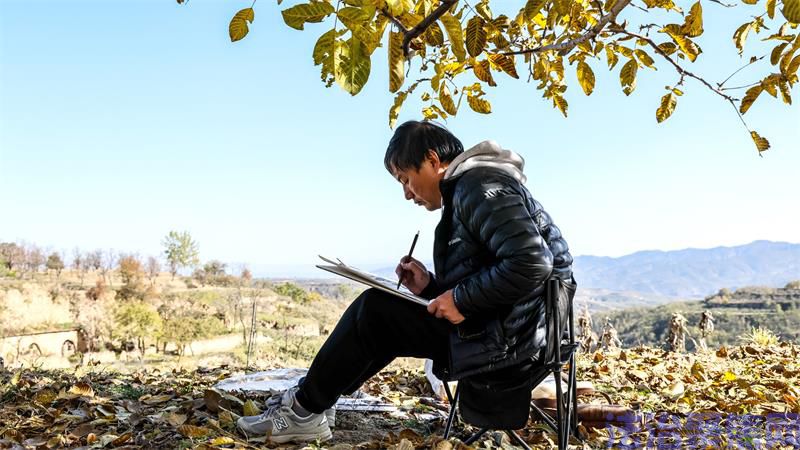 陕西国画院副院长耿齐正在古村落畔进行创作。_proc.jpg